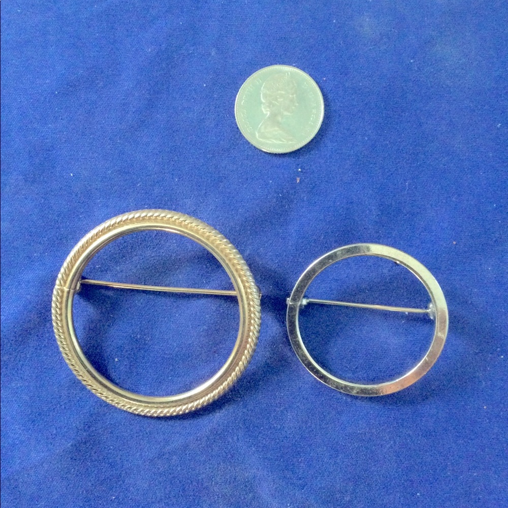 Two circle pins gold and silver